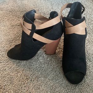 Black peep toes bootie